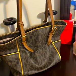 FOR SALE $65🌟MICHAEL KORS🌟 Shoulder Bag, NWOT, Zero Flaws, color Brown & Gold.